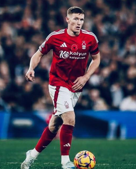 曼联中场引援动态：目标明确与策略调整