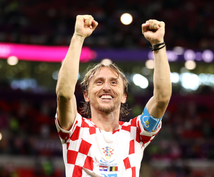 莫德里奇离队:皇马中场变革与领袖真空的双重困境